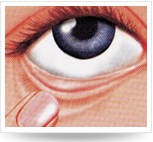 頭仰后，用食指將下眼瞼下拉，使其成袋狀